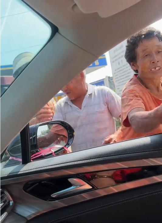 天载配资  河南一对新人结婚遇多名老人拦婚车，要走十几个红包和30多包烟仍不满足